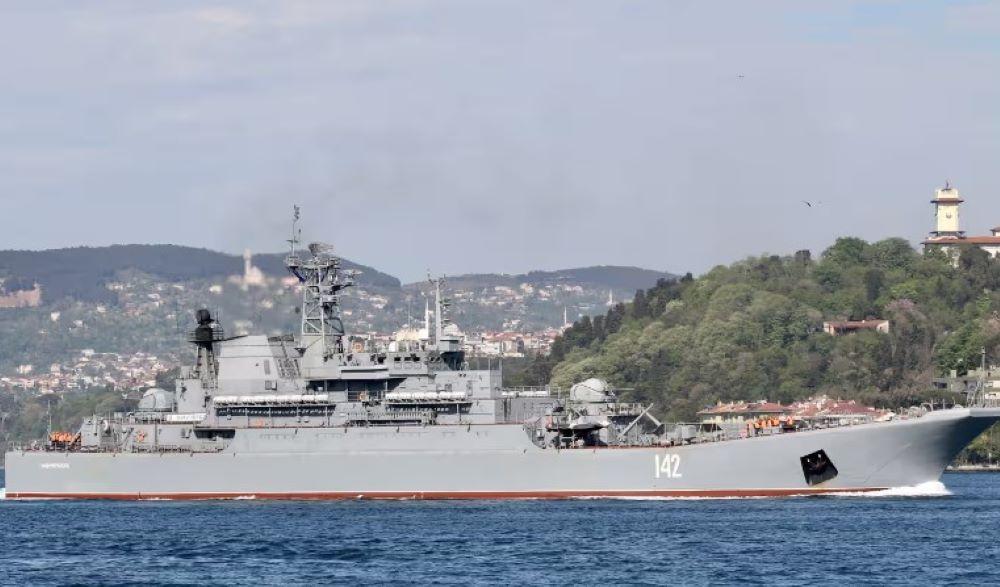 Nach einem ukrainischen Angriff auf die Schwarzmeer-Halbinsel Krim hat Russland Schäden an einem Kriegsschiff bestätigt. Laut Behörden starb ein Mensch, zwei weitere wurden verletzt. Die "Nowotscherkassk" im Bosporus