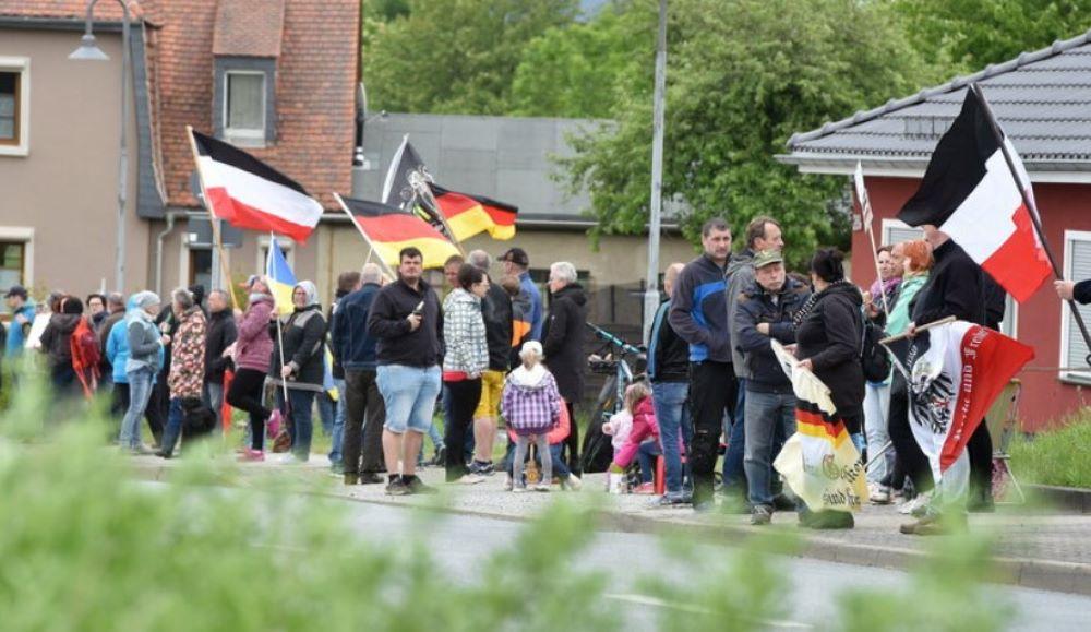 Die etablierten Parteien sind beim Thema Flucht und Migration "sehr getrieben von Rechtsaußen" - dies zeigt sich nicht nur in Deutschland, sondern europaweit. Rechts-extreme Proteste in Sachsen