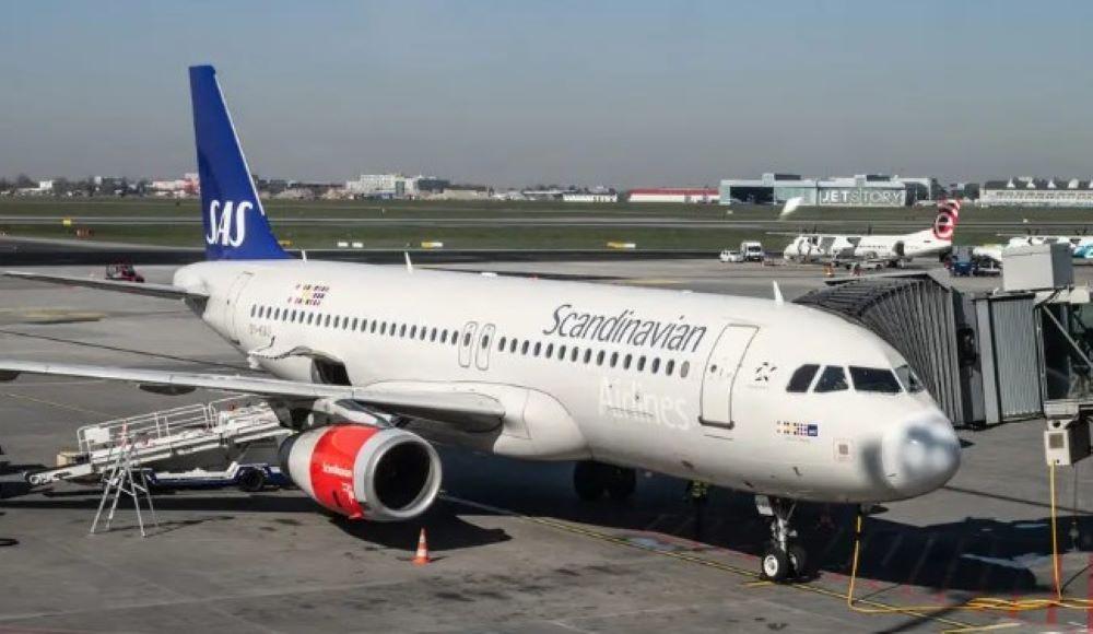 Kein Visum, keine Bordkarte und kein Reisepass: Ein russisch-israelischer Staatsbürger soll Anfang November ohne Papiere von Kopenhagen nach Los Angeles geflogen sein. Wie er das geschafft hat – daran erinnert sich der Mann nach eigenen Angaben nicht. Mann fliegt ohne Ticket und Pass in die USA