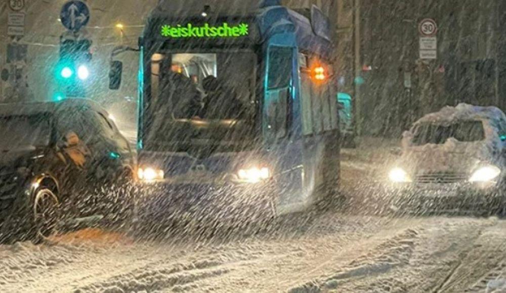 Das erste Schneechaos in diesem Winter hat den Süden Deutschlands vielerorts lahm gelegt. An Flughäfen geht nichts mehr, die Polizei meldet zahlreiche Glätte-Unfälle. Das Bundesliga-Heimspiel des FC Bayern fiel aus. "Bleiben Sie möglichst zu Hause!" lautet der eindringliche Rat. Vor allem auf Straßen im südlichen Bayern gab es zahlreiche Unfälle
