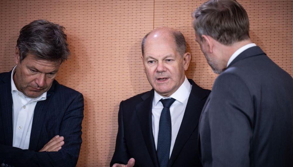 Der Finanzminister interpretiert die Verabredung zur Schuldenbremse anders als der Bundeskanzler. Aus der SPD verlautet, Olaf Scholz habe klar gesagt, das Aussetzen der Schuldenbremse könnte auch 2024 gut begründet werden. Und die Grünen sind zufrieden mit den Sparbeschlüssen, aber nicht happy. Sprengkraft für die Koalition bleibt. "Nachbessern, Ampel!", fordert die Presse. Drei, die es ausgehandelt haben: Wirtschaftsminister Robert Habeck, Bundeskanzler Olaf Scholz und Finanzminister Christian Lindner