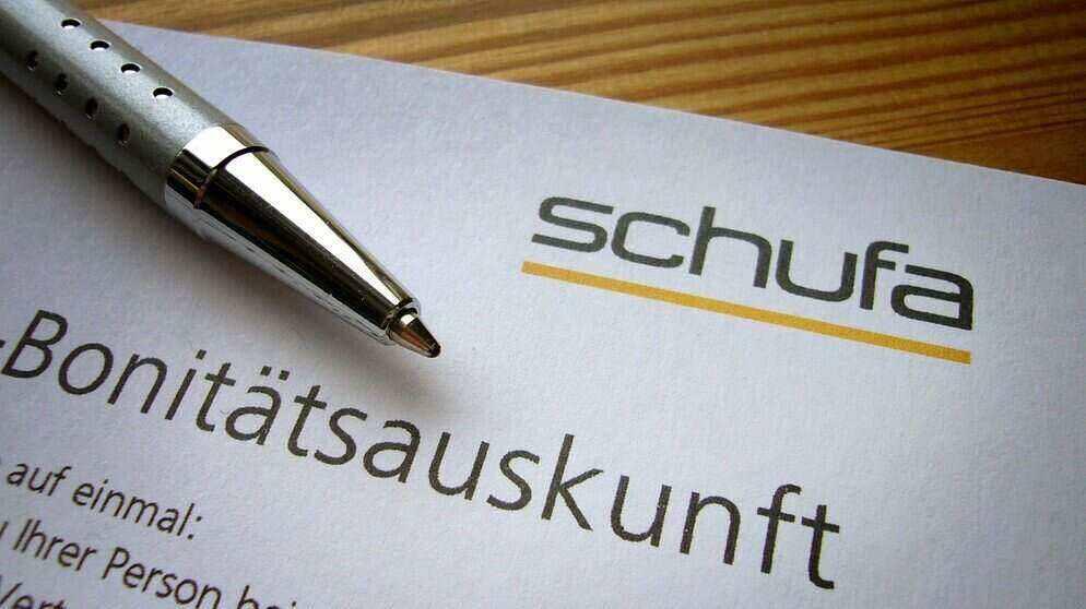 Der Europäische Gerichtshof hat entschieden: Unternehmen dürfen nicht ausschließlich nach dem Schufa-Score eine automatisierte Bewertung der Kreditwürdigkeit vornehmen. Entscheidungen, ob sie Verträge mit Kunden abschließen, müssen also ausführlicher ausfallen. Der Schufa-Score darf nicht allein über die Kreditwürdigkeit von Bürgern entscheiden
