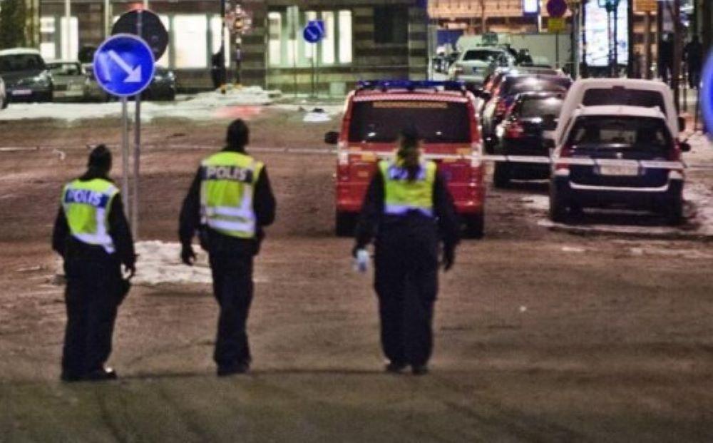Die schwedische Polizei erfasst derzeit nicht die Nationalitäten der Bandenmitglieder, aber Untersuchungen für den schwedischen Nationalrat für Kriminalprävention im Jahr 2021 zeigten, dass in Schweden geborene junge Menschen mit zwei Eltern aus dem Ausland als Verdächtige in Mordfällen und Raubüberfällen überrepräsentiert waren. Die Ausbreitung von Bandengewalt zerstört das friedliche Image Schwedens