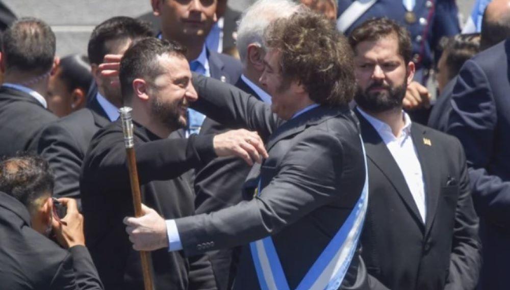 Der ukrainische Präsident ist bemüht, die Unterstützung von Ländern des sogenannten Globalen Südens für sein Land zu sichern. Selenskyj wird nach seiner Südamerika-Reise auf Einladung von US-Präsident Biden am kommenden Dienstag in die USA. Biden wolle das unerschütterliche Engagement der USA für die Unterstützung des ukrainischen Volkes zeigen. Der ukrainische Präsident Wolodymyr Selenskyj trifft den neuen argentinischen Präsidenten Javier Milei