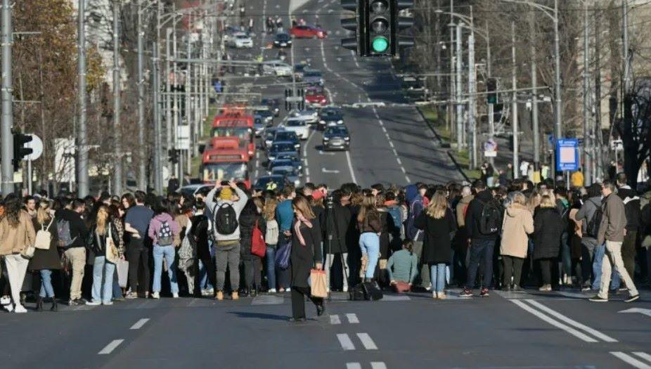 Am Montag traf Präsident Vucic den russischen Botschafter in Belgrad zu Gesprächen über die Vorfälle. Russland, das zu Serbien eine traditionell enge Beziehung hat, bezeichnete die Proteste als westliche Einmischung. Gut eine Woche nach der von Unregelmäßigkeiten überschatteten Parlamentswahl in Serbien haben mehrere Hundert Demonstranten eine Straße im Zentrum der Hauptstadt Belgrad blockiert