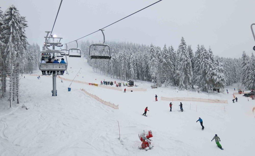 Nach den Preissteigerungen bei Liftkarten im Vorjahr wurden die Preise 2023 erneut deutlich erhöht. In Österreich kosten die Tickets etwa sieben bis zehn Prozent mehr. Auch in Deutschland ist das Skifahren teurer geworden. Auf der Zugspitze kostet das Tagesticket aktuell 62 Euro, fast neun Prozent mehr als vor einem Jahr. Derzeit sorgt der Wintereinbruch in den Alpen für gute Schneelagen