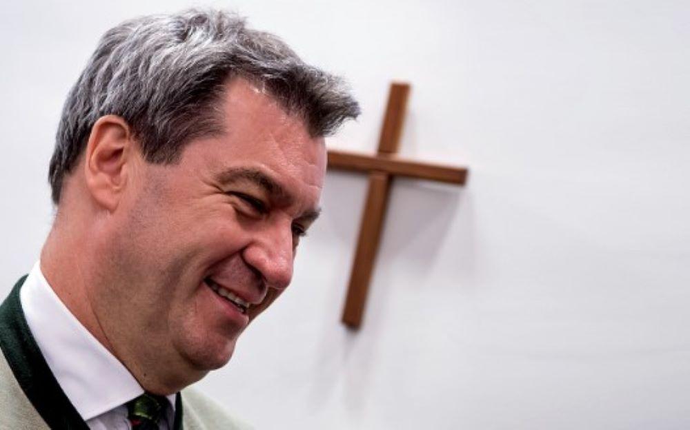 Im April 2018 hatte das bayerische Kabinett auf Initiative des damals frisch zum Ministerpräsidenten aufgestiegenen Söders den Kreuzerlass beschlossen. Trotz heftiger Kritik - sogar von den Kirchen, die Söder vorwarfen, das christliche Symbol für Wahlkampfzwecke zu missbrauchen - trat der Erlass im Juni 2018 in Kraft. Kreuzerlass von Ministerpräsident Markus Söder - Urteil erwartet