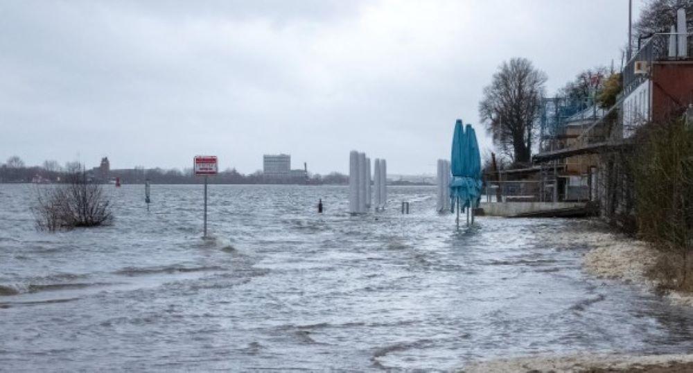 Auslöser der Sturmflut ist, dass der Wind derzeit gleichbleibend aus einer Richtung stark weht und damit das Wasser an der Nordseeküste aufstaut. Bereits am Donnerstag fielen viele Fähren zwischen den Halligen und dem Festland aus, wie die Wyker Dampfschiffs-Reederei mitteilte. Schwere Sturmfluten an Elbe, Weser und Ems durch Sturmtief "Zoltan" erwartet