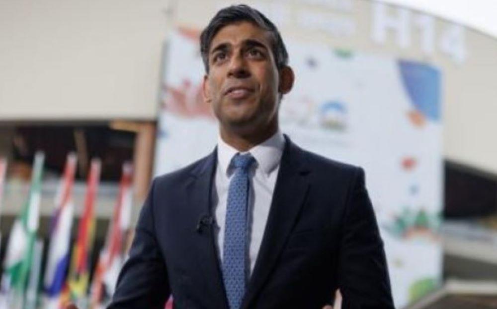 Für Aufsehen sorgte ein außerordentliches Zitat von Innenminister James Cleverly auf der ersten Seite des Entwurfs. Er sei außerstande zu sagen, ob das Gesetz mit der Europäischen Menschenrechtskonvention (ECHR) vereinbar sei, heißt es dort. Die Regierung will mit dem Gesetzentwurf klar machen, dass Ruanda nach britischem Recht ein sicheres Land für Asylsuchende sei.