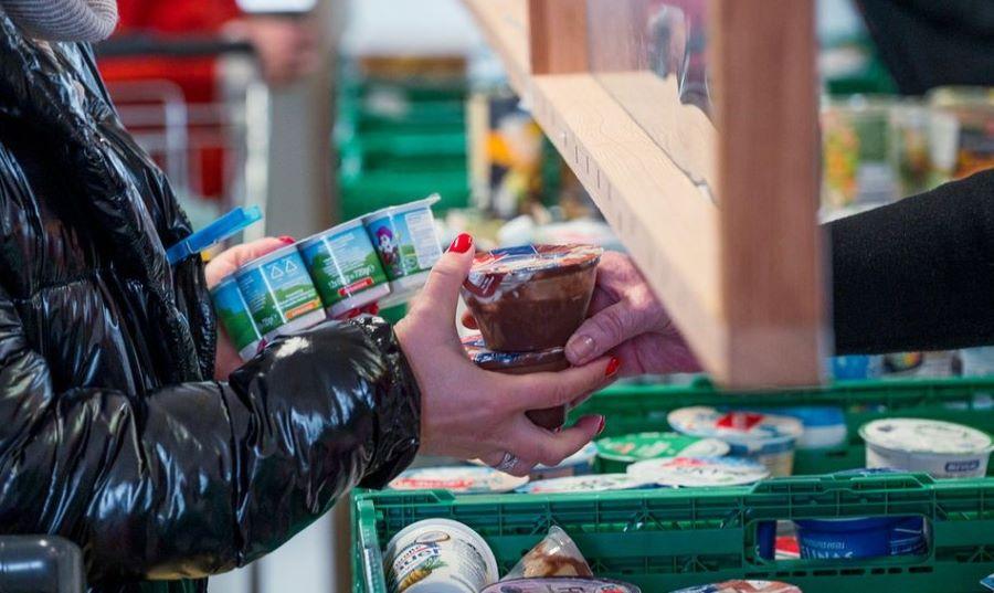 Lebensmittelverschwendung zu reduzieren, ist in Deutschland ein wichtiges Thema geworden - doch mit Folgen für die Tafeln. Tafeln in Deutschland im Dauerkrisenmodus