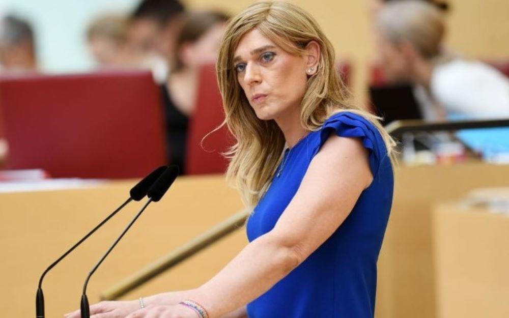 Die Grünen-Politikerin Tessa Ganserer (hier bei einer Rede im Bundestag) trug bei einer Sitzung des Familienausschusses im Bundestag ein luftiges Outfit, was zu einem besonders gehässigen Shitstorm in den sozialen Medien führte.