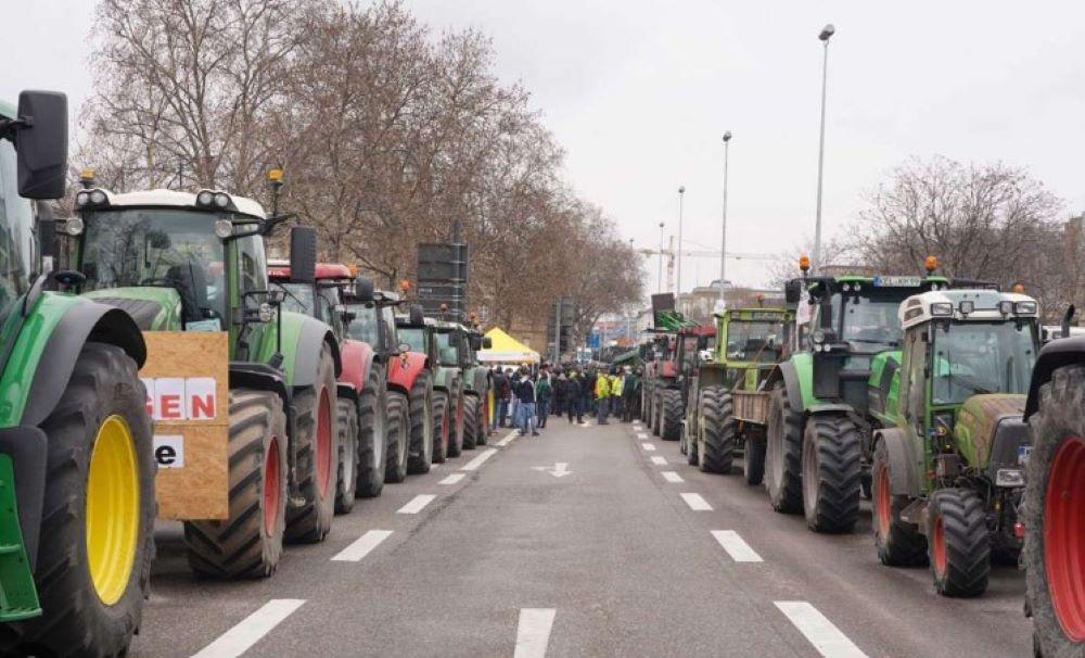 Nach Verbandsangaben würden der Landwirtschaft fast eine Milliarde Euro entzogen. Bisher können sich Höfe die Energiesteuer für Diesel teilweise zurückerstatten lassen. Landwirte wollen am Montag in Berlin mobil machen