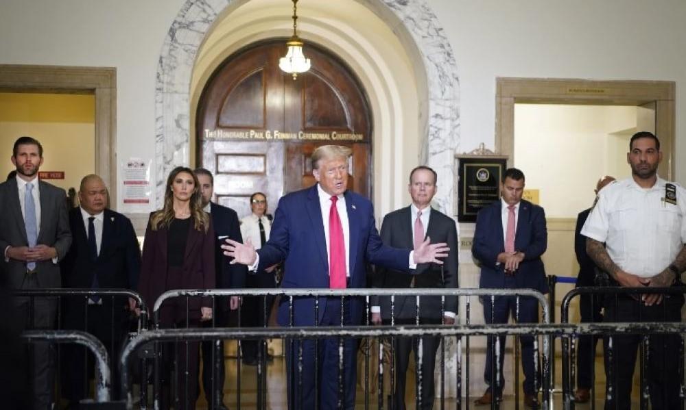 Trump und die Deutsche Bank hatten "unterschiedliche Kapitalisierungssätze" um den Wert des Trump Tower im Jahr 2013 zu bestimmen. "Das ist kein Betrug. Das ist offensichtlich. Das ist ein erwarteter Unterschied". Der Auftritt des ehemaligen Präsidenten vor Gericht erfolgt einen Tag nach der vierten Präsidentschaftsdebatte der Republikaner
