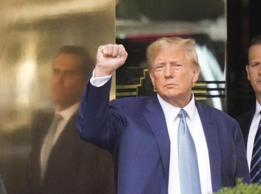 Trumps Wahlkampfrhetorik und seine umfassenden Pläne für eine zweite Amtszeit, die die Entlassung großer Teile der Bundesbürokratie und das Vorgehen gegen seine Rivalen beinhalten, haben die Demokraten alarmiert und sind für Biden zu einem Hauptargument geworden, bei der Wahl wieder anzutreten. Trump will nur am "ersten Tag" ein Diktator sein, wenn er zum Präsidenten gewählt wird
