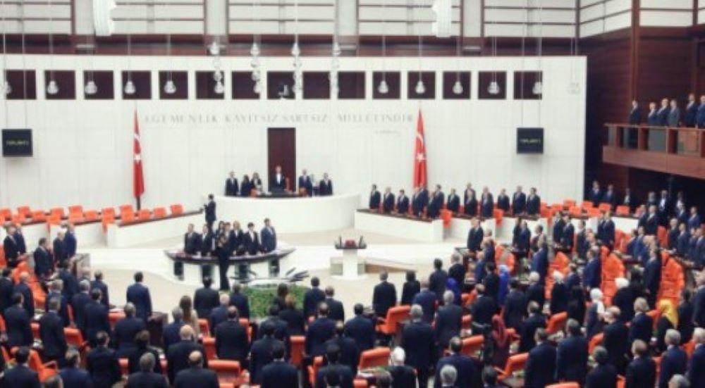Das türkische Parlament sollte am Dienstag die Debatte über die Genehmigung des NATO-Beitrittsantrags Schwedens wieder aufnehmen, ein heikles Thema, das noch komplizierter wurde, nachdem Präsident Recep Tayyip Erdogan es mit der Anfrage Ankaras nach F-16-Kampfflugzeugen von seinem Verbündeten, den Vereinigten Staaten, in Verbindung brachte. Das türkische Parlament wird über den NATO-Antrag Schwedens debattieren