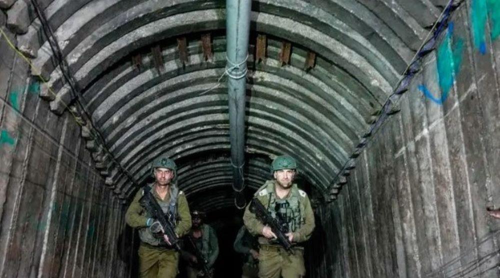 Fahrstühle, Wohnungen, sogar ein Saal: Das israelische Militär ist nach eigenen Angaben in der Stadt Gaza auf ein ausgeklügeltes unterirdisches Kommando-Zentrum der Hamas gestoßen. Reportern präsentiert Israel nun neue Details zu der Entdeckung. Israels Militär meldet Fund von Tunnelsystem der Hamas unter Gaza-Stadt