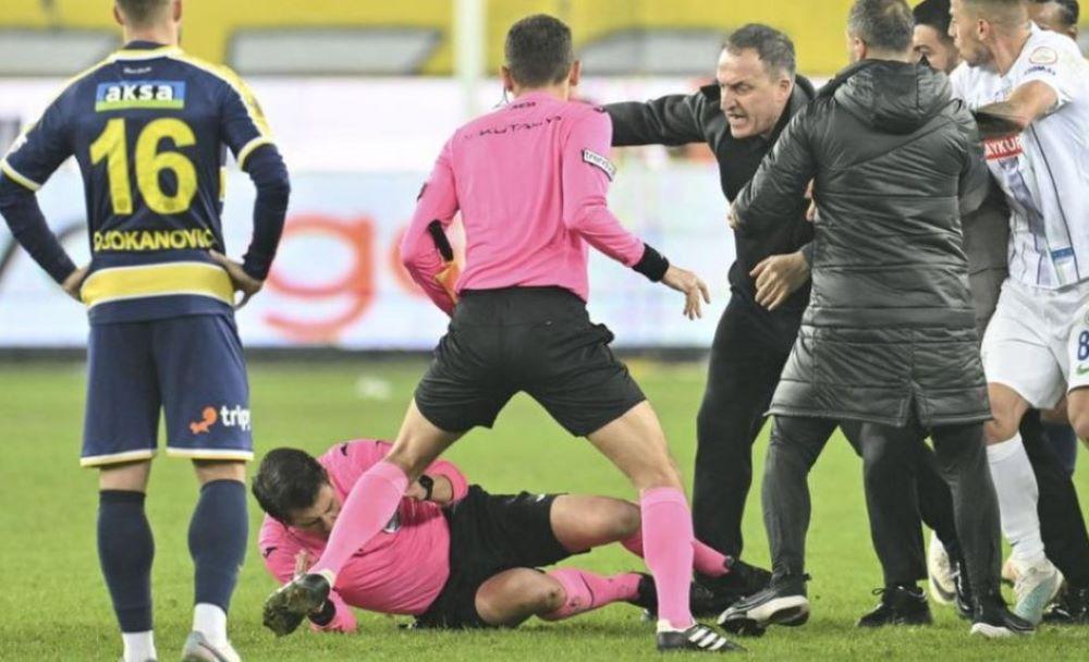 Die TFF hat sich für eine entscheidende Maßnahme entschieden, von der sie hofft, dass sie den türkischen Fußball zu einem sichereren Ort machen wird. TFF-Vorsitzender Buyukeksi fügte hinzu: "Fußballspiele sind kein Krieg, es gibt keinen Tod am Ende. Nicht alle Mannschaften können gleichzeitig Meister werden." Schiedsrichter Halil Umut Meler fällt zu Boden, nachdem Faruk Koca, Präsident von MKE Ankaragucu, einen Schlag ausgeführt hat