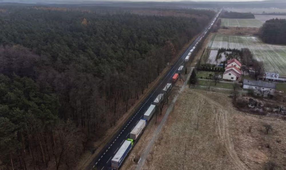 Die Ukraine gibt an, dass der Verkehr von Lastkraftwagen nach der Aussetzung der Proteste wiederhergestellt sei, aber die Blockaden von Lastwagenfahrern an drei anderen Grenzübergängen dauern an. Anfang des Monats standen Lastwagen Schlange, um die polnisch-ukrainische Grenze am Grenzübergang Dorohusk-Jagodzin in Okopy, Polen, zu überqueren