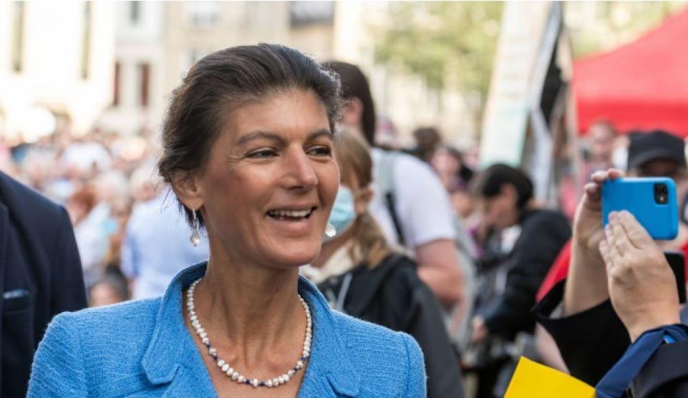 Im Januar soll die Sahra-Wagenknecht-Partei offiziell gegründet werden. Doch schon jetzt sammelt ein gleichnamiger Verein Spenden dafür. Das Problem dabei: Vereine unterliegen bei Weitem nicht so strengen Transparenzregeln wie Parteien. Das könnte auch Spenden aus dem Nicht-EU-Ausland Tür und Tor öffnen – aus Russland beispielsweise. Verein Bündnis Sahra Wagenknecht (BSW) stößt auf Vorbehalte