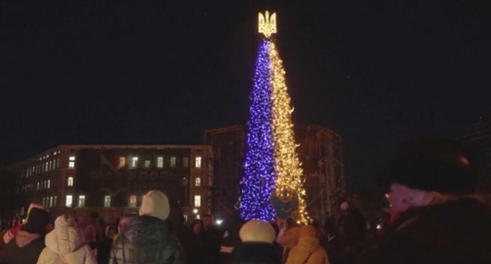 Die traditionell mit Russland verbundene Ukrainische Orthodoxe Kirche hält unterdessen am Weihnachtstermin, dem 7. Januar. Diese Kirche behauptet, wegen des Krieges die Beziehungen zu Russland abgebrochen zu haben, doch viele Ukrainer sehen dies mit Skepsis. Die Ukrainer trotzen Moskau mit dem ersten Weihnachtsfest am 25. Dezember