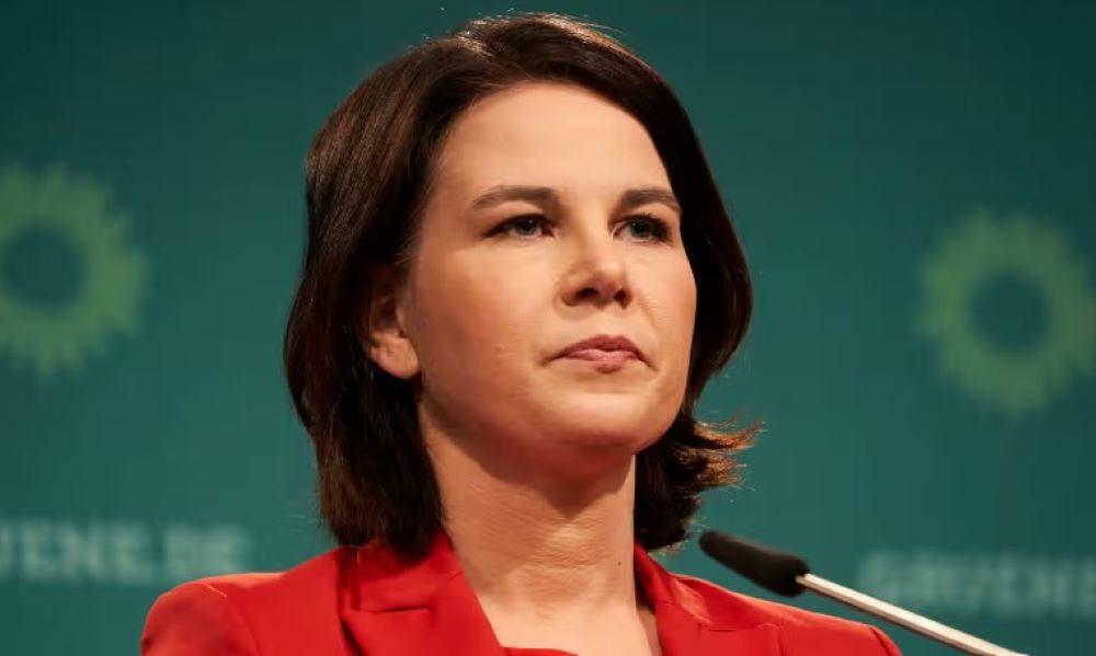 In einer Welt, in der sich Krisen und Konflikte in Europas unmittelbarer Nachbarschaft überlagerten, sei eine EU nötig, "die auch morgen und übermorgen schnell und entschieden handelt und für uns alle in Europa Sicherheitsanker bleibt", forderte Baerbock. Annalena Baerbock Bundesministerin des Auswärtigen