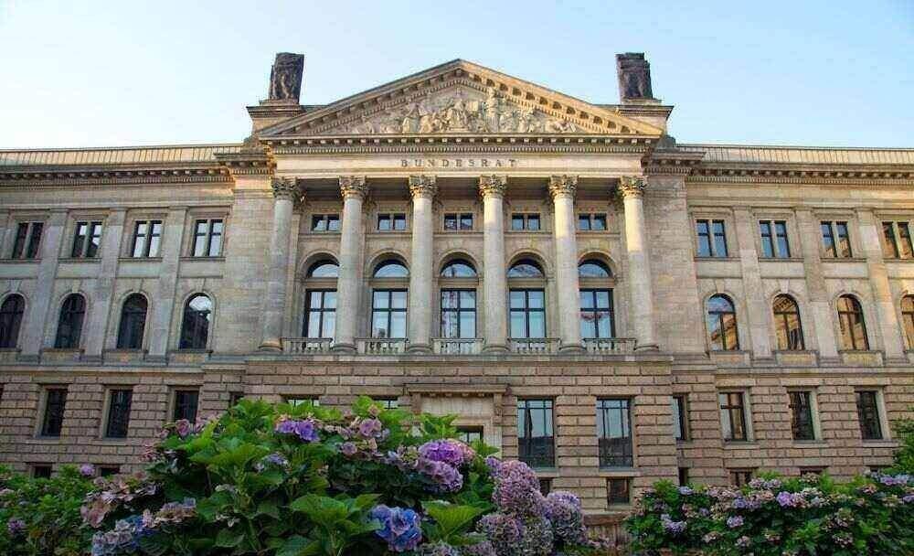 Das Bürgergeld setze falsche Anreize zur Zuwanderung in die Sozialsysteme. Übergeordnetes Ziel müsse es sein, die Betroffenen so rasch wie möglich wieder aus dem Bürgergeld-Bezug heraus und in Arbeit zu bringen. Bayern will per Bundesrat das Bürgergeld der Ampel kippen