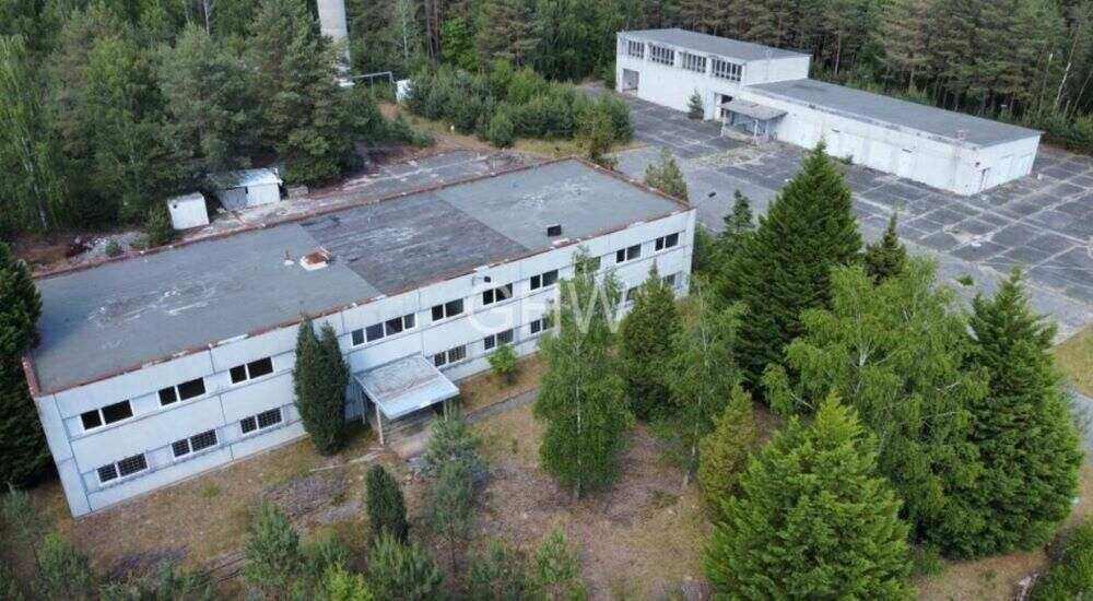 Ein Bayer hat erst vor vier Jahren einen riesigen Atombunker in Vorpommern erworben – und will ihn jetzt wieder loswerden. Seine ungewöhnliche Idee, Plätze im Bunker an Prepper zu vermieten, ging nicht auf. Wie der Plan im Detail lautete und wie es in der ungewöhnlichen Immobilie aussieht. In Pasewalk steht ein Atombunker zum Verkauf