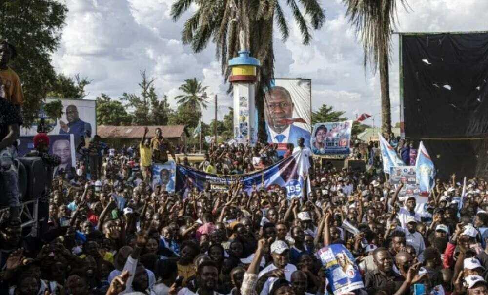 In einer von Pannen überschatteten Wahl haben die Menschen in der Demokratischen Republik Kongo einen neuen Präsidenten gewählt. Angesichts einer zerstrittenen Opposition wird mit einer Wiederwahl von Amtsinhaber Félix Tshisekedi gerechnet. Pannen und Verzögerungen bei Präsidentschaftswahl in Demokratischer Republik Kongo