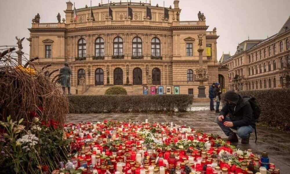 Der Schütze verletzte 25 Menschen, darunter drei, die auf der Straße von Kugeln getroffen wurden, als er von einem Balkon aus schoss. Unter den Verletzten waren ein niederländischer Staatsbürger und zwei Bürger der Vereinigten Arabischen Emirate. Innenminister Vit Rakušan sagte, es gebe keinen Zusammenhang zwischen der Schießerei und "internationalem Terrorismus". Flaggen wehen auf Halbmast und es wurde eine Schweigeminute eingelegt, zwei Tage nachdem ein Student der Karls-Universität 14 Menschen getötet hat