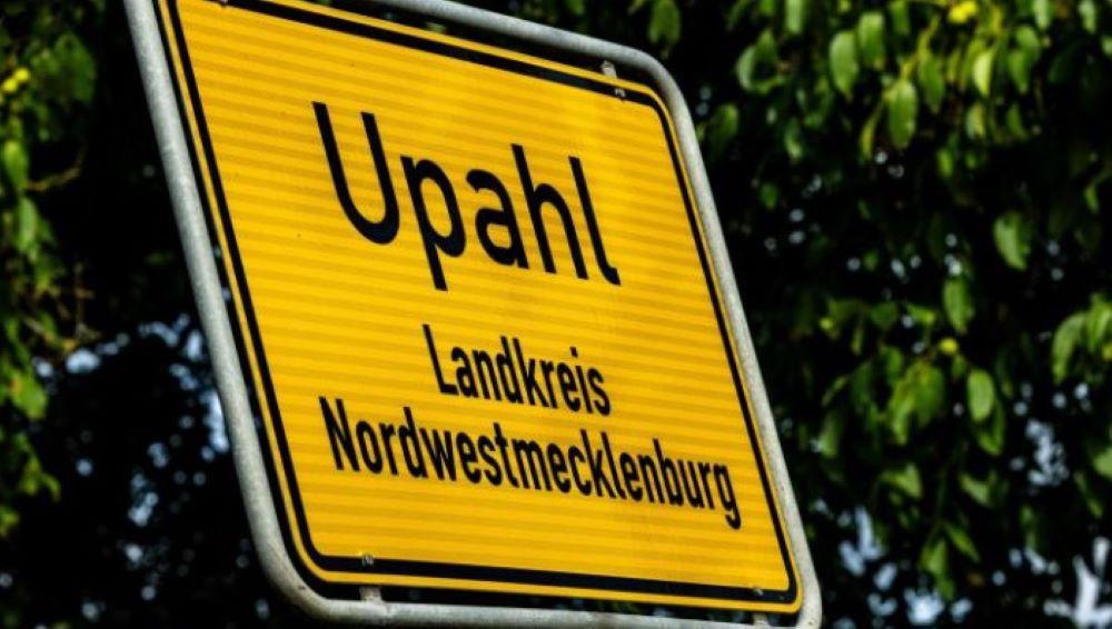 Flüchtling Ibrahim-Bashar Mohammed wohnt in einem Containerdorf in Nordwestmecklenburg. Nachdem der Syrer zunächst mit seiner Familie "vor dem sicheren Tod" in die Türkei floh, ist er allein nach Deutschland gekommen. Seine Familie vermisst er. "In der Türkei wurde es furchtbar, so viel Rassismus" Ein Container-Dorf in Upahl für Flüchtling, Nordmecklenburg