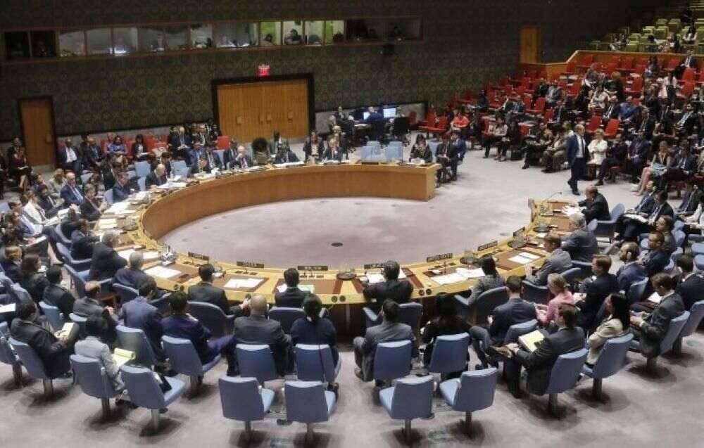 Die 15 Mitglieder des Sicherheitsrates hatten tagelang um die Resolution gerungen und eine Abstimmung immer wieder verschoben, um ein drohendes Veto der USA zu verhindern. Washington hatte sich zwischenzeitlich bereits auf eine Ablehnung festgelegt, um die Interessen seines Verbündeten Israel zu schützen. UN-Generalsekretär António Guterres sagte, es sei "unverzüglich noch viel mehr nötig"