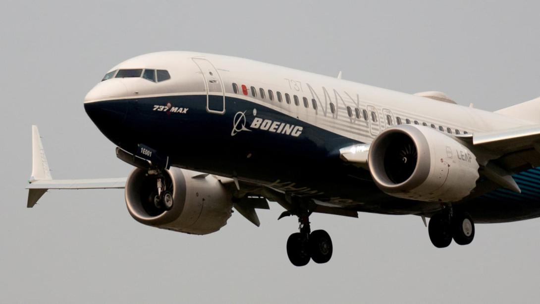 Nach der Notlandung einer Boeing 737 MAX 9 im Bundesstaat Oregon hat die US-Flugaufsichtsbehörde FAA für rund 170 Maschinen des Typs sofortige Überprüfungen angeordnet. Diese würden vier bis acht Stunden pro Flugzeug dauern, teilte die FAA mit. Ein 737-Max von Boing
