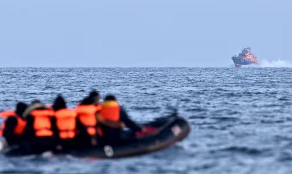 Die Zahl der Geflüchteten, die im vergangenen Jahr illegal den Ärmelkanal zwischen Frankreich und Großbritannien überquerten, ist laut der britischen Regierung um ein Drittel zurückgegangen. Rückgang von illegalen Überquerungen des Ärmelkanals verzeichnet