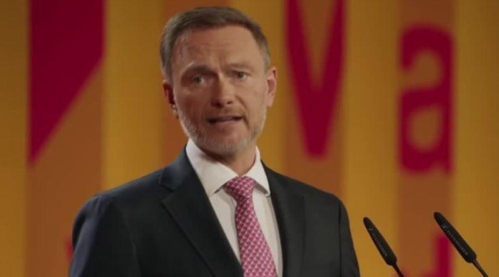 Nach der Blockade der Fähre von Vizekanzler Robert Habeck hat Christian Lindner beim Dreikönigstreffen der FDP einen Appell an die Landwirte gerichtet. Diese sollten sich nach Aussage des FDP-Chefs "nicht unterwandern und instrumentalisieren" lassen. Finanzminister Christian Lindner