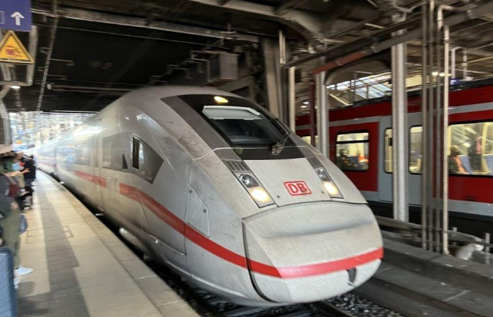 Die Lokführergewerkschaft GDL will im Personenverkehr von Mittwoch bis Freitag streiken. Die Deutsche Bahn will das verhindern – mit juristischen Mitteln. Antrag auf Einstweilige Verfügung - Bahn will ab Mittwoch geplanten Lokführerstreik stoppen