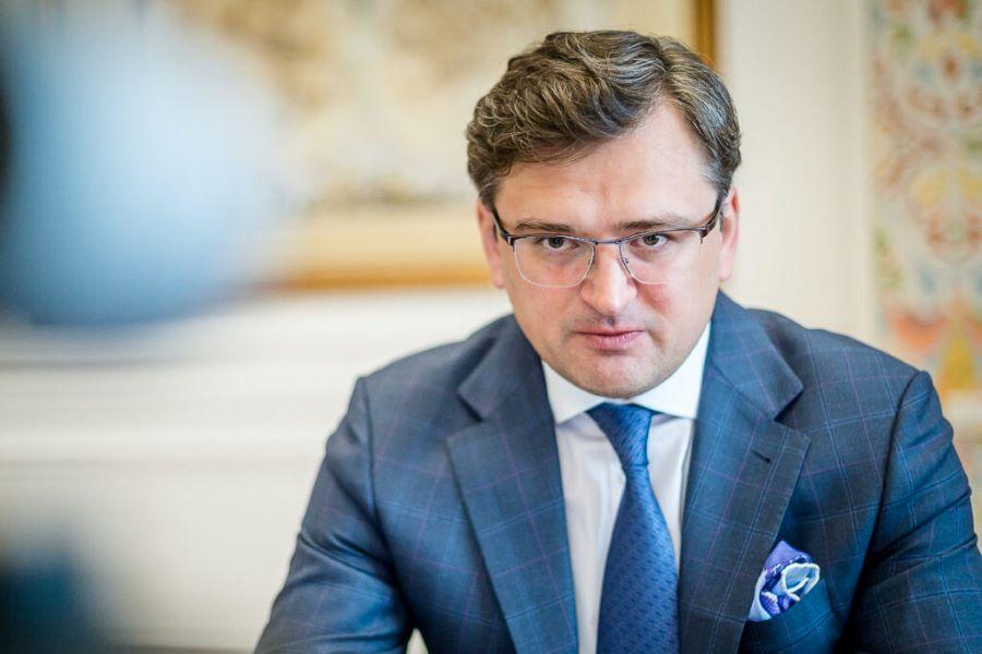 Angesichts des bröckelnden internationalen Rückhalts hat der ukrainische Außenminister Dmytro Kuleba um weitere Militärhilfen gebeten. Der ukrainische Außenminister Dmytro Kuleba