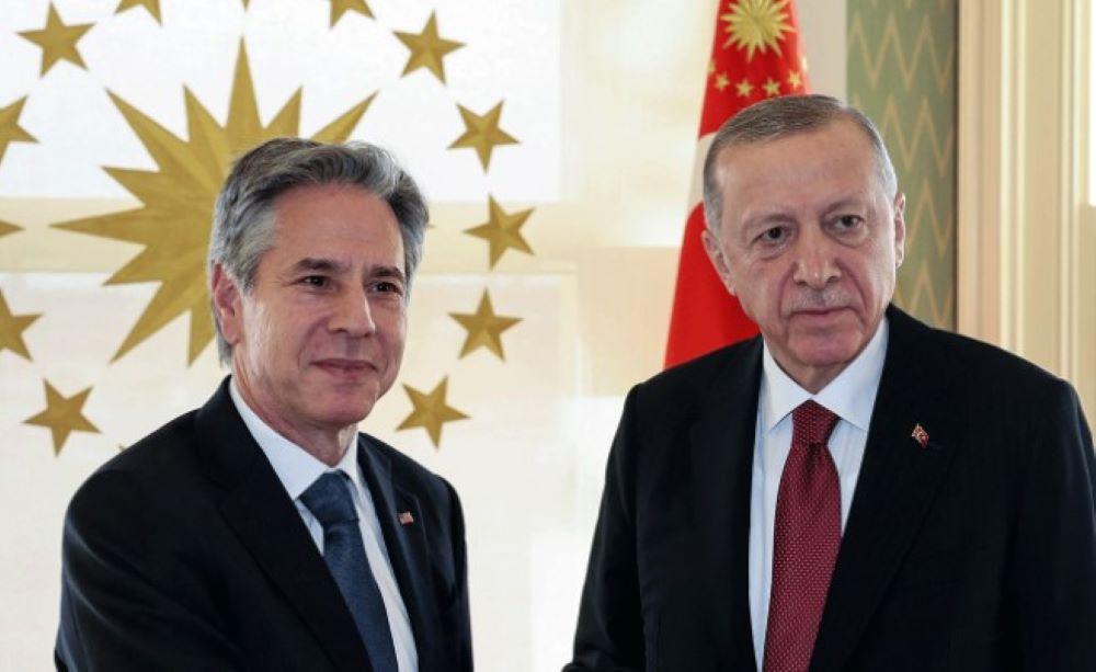 Im Rahmen seiner Nahost-Reise ist US-Außenminister Antony Blinken am Samstag mit dem türkischen Präsidenten Recep Tayyip Erdogan zusammengetroffen. In Istanbul kamen die beiden zu einem Gespräch vor allem über den Gazakrieg zusammen. US-Außenminister Antony Blinken und der türkischen Präsidenten Recep Tayyip Erdogan