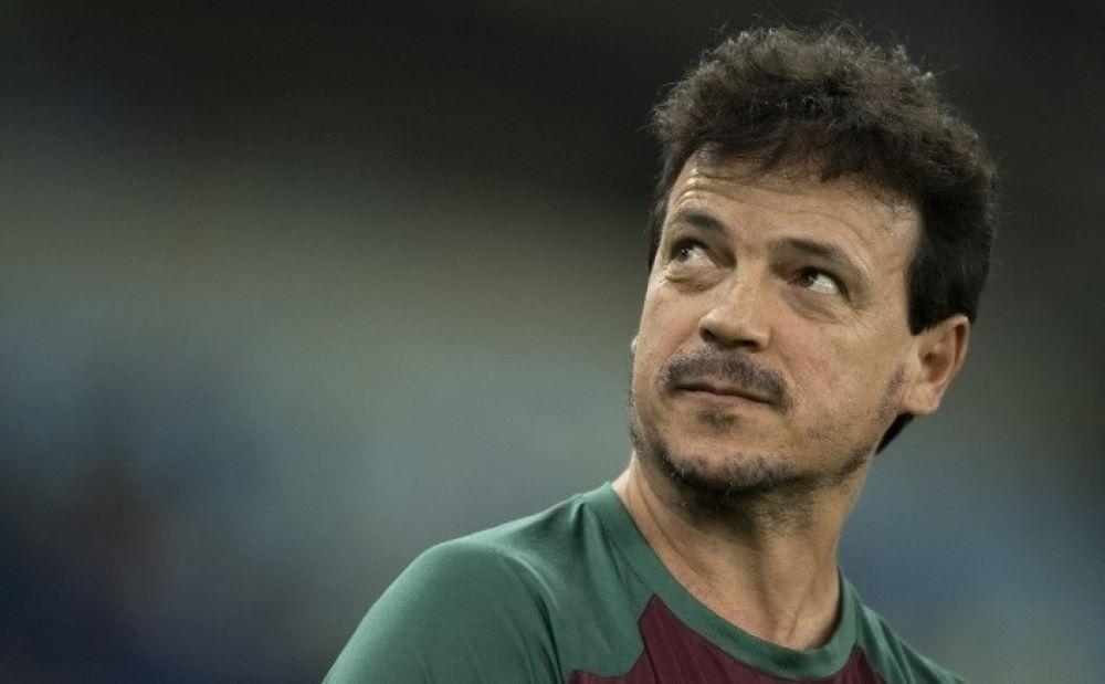 Fernando Diniz ist offenbar nicht mehr Trainer der brasilianischen Nationalmannschaft. Das berichtet der Sender "TV Globo" am Freitagabend. Demnach habe Verbandspräsident Ednaldo Rodrigues die Entscheidung über Diniz‘ Klub Fluminense Rio de Janeiro an den 49-Jährigen herangetragen. Brasiliens ehemaliger Nationaltrainer Diniz