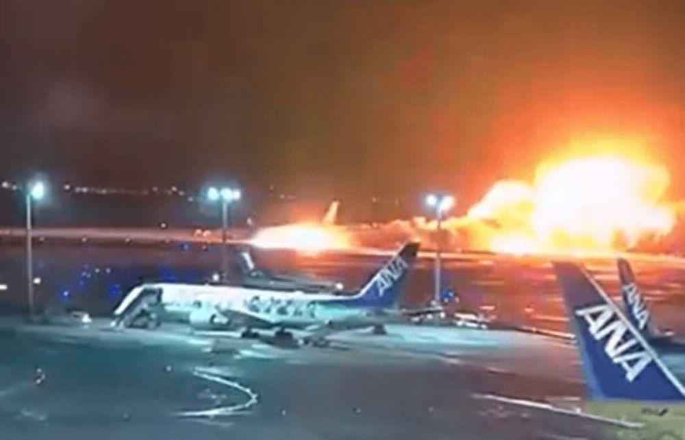 Der folgenschwere Zusammenstoß zweier Flugzeuge auf Tokios Flughafen Haneda beschäftigt die Behörden. Erste Erkenntnisse legen die Vermutung nahe, dass es zwischen der Flugkontrolle und einem der Piloten zu einem Missverständnis kam. Derweil geht in den Erdbebengebieten im Westen des Landes die fieberhafte Suche nach Überlebenden weiter. Flugzeugkollision in Japan: Unglücksmaschine hatte keine Erlaubnis für Start- und Landebahn