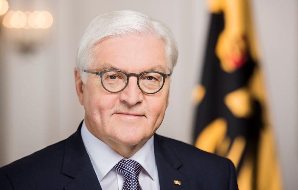 Steinmeier betonte, Deutschland habe mit seiner Demokratie, wie sie das Grundgesetz geprägt habe, bisher sehr gut gelebt. "In diesem Land ist vieles gelungen, wonach andere sich sehnen." Bundespräsident Frank-Walter Steinmeier