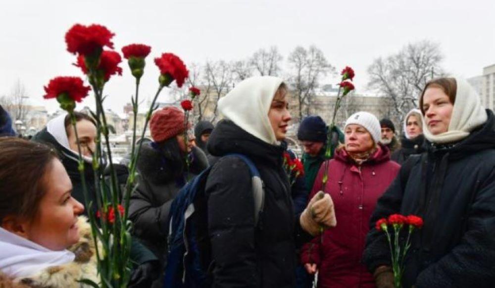 Rund 15 Ehefrauen von Russen, die in der Ukraine kämpfen, haben in Moskau die Rückkehr ihrer Männer von der Front gefordert. Sie legten am Samstag Blumen am Grab des unbekannten Soldaten direkt unter den Mauern des Kremls nieder. Russische Ehefrauen demonstrieren in Moskau gegen Mobilisierung ihrer Männer