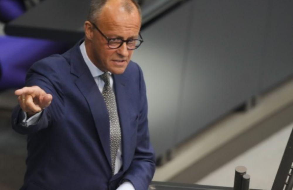 "Wir müssen die AfD mit politischen Mitteln und nicht vor Gericht bekämpfen", sagte CDU-Chef Friedrich Merz der "Rhein-Neckar-Zeitung". Parteiverbote blieben zwar "immer eine Ultima Ratio", sagte Merz. Merz: Verbotsverfahren stärkt "Märtyrerrolle" der AfD