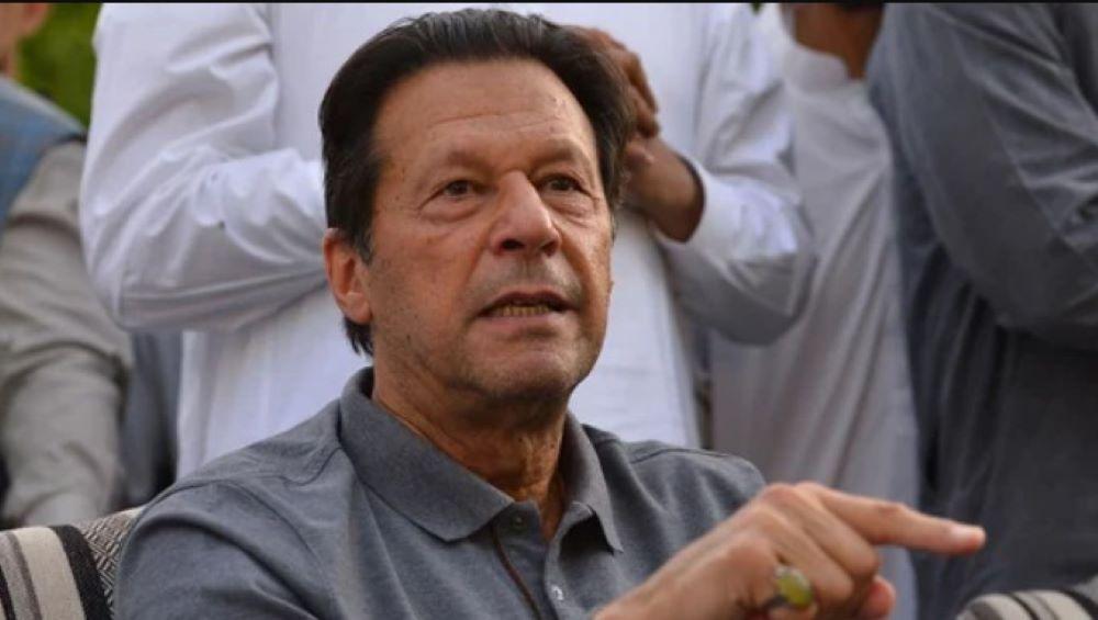 Rund eine Woche vor der Parlamentswahl in Pakistan ist Ex-Regierungschef Imran Khan zu zehn Jahren Haft verurteilt worden. Wenige Stunden nach der Urteilsverkündung starben bei einem Bombenanschlag im Westen Pakistans mindestens vier Menschen. Pakistans Ex-Regierungschef Imran Khan