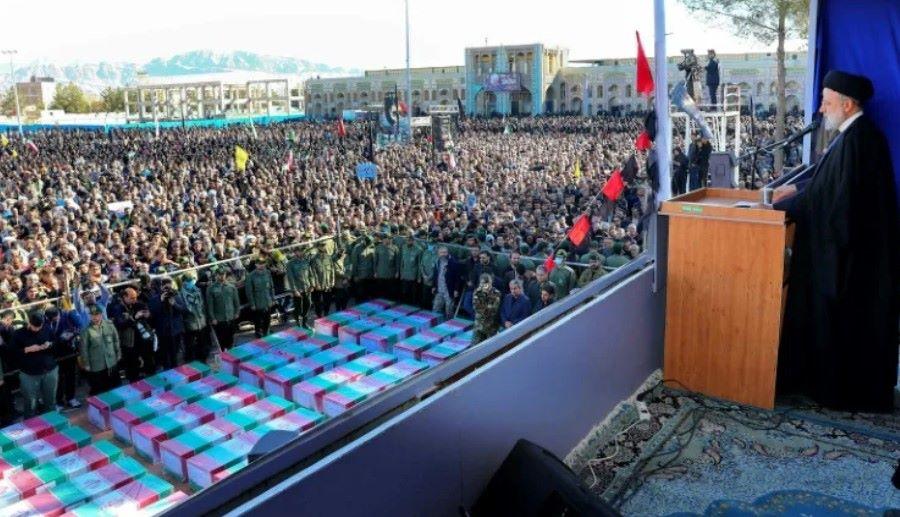 Der Iran hat die USA und Israel mit dem Anschlag in Kerman in Zusammenhang gebracht und den Hintermännern mit Vergeltung gedroht. Unlängst reklamierte der sogenannte Islamische Staat die Tat mit 89 Toten für sich. Für den Aufstieg der Terrorgruppe soll laut iranischem Staatsfernsehen ein ehemaliger US-Präsident mit verantwortlich sein. Präsident Raisi sagte, die IS-Miliz, die sich zu dem Anschlag bekannte, sei von Israel "ausgebildet"