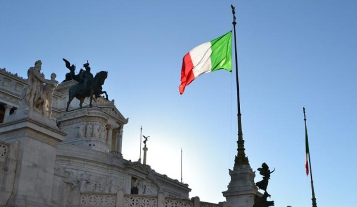 Nach dem Putsch von 1976 schlug das argentinische Militär systematisch jede potenzielle Opposition nieder und ermordete schließlich etwa 30.000 Menschen. Italiens oberstes Strafgericht bestätigte im Oktober die Auslieferung nachdem die die Berufung des Priesters abgewiesen wurde. Verbrechen gegen die Menschlichkeit - Italien verweigert Auslieferung eines angeklagten Priester an Argentinien