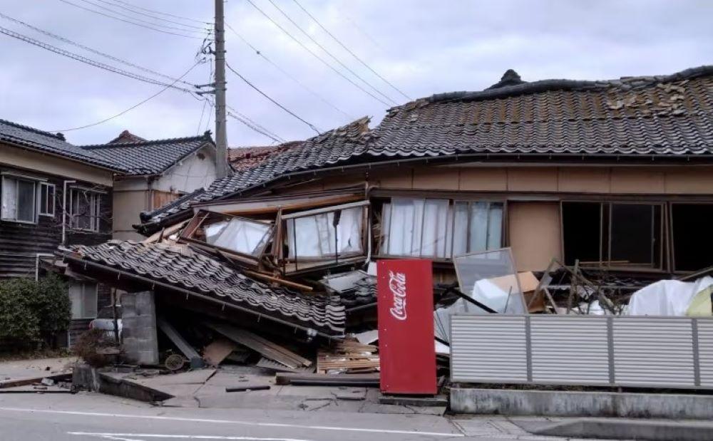 Das Zentrum Japans ist am Neujahrstag von einer heftigen Erdbeben-Serie erschüttert und von Tsunamiwellen getroffen worden. Ein eingestürztes Haus in Wajima, Präfektur Ishikawa, Japan