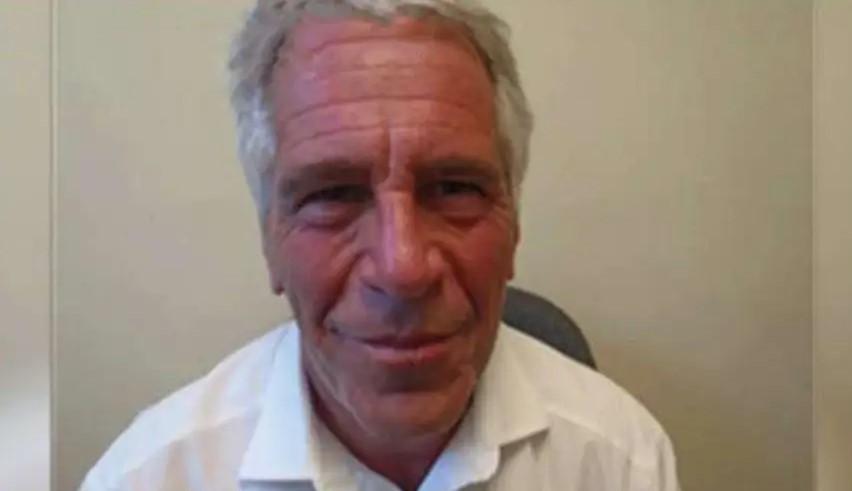 Das öffentliche Ansehen von Prinz Andrew hat durch seine Verwicklung in den Missbrauchsskandal um den US-Multimillionär Jeffrey Epstein stark gelitten. Der 63-Jährige verlor zudem sämtliche Ehrentitel. Zuletzt schien der Fall für die Royals abgeschlossen. Doch nun gibt es neue Gerichtsdokumente. Missbrauchsskandal um Jeffrey Epstein - Neue Vorwürfe gegen Prinz Andrew setzen König Charles unter Druck