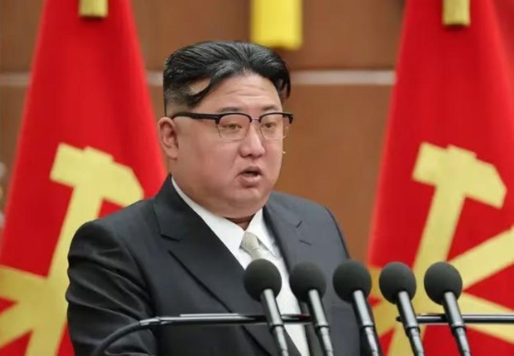 Zum Jahreswechsel verschärft Nordkorea seinen Ton gegenüber den USA und Südkorea. Machthaber Kim Jong Un will mit Atomwaffen, Raketen und Spionagesatelliten weiter aufrüsten - und seine bisherige Politik zu Südkorea völlig neu definieren. Nordkoreas Machthaber Kim Jong-un