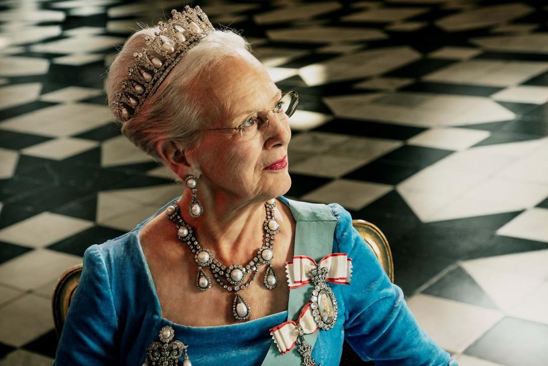 Sie ist die am längsten amtierende Monarchin der Erde - und will nun völlig überraschend nicht mehr. Die dänische Königin Margrethe II. will abdanken. Sie wolle am 14. Januar 2024 als Regentin zurücktreten, sagte die 83-Jährige bei ihrer am Sonntagabend im Fernsehen übertragenen Neujahrsansprache. Der Rücktritt fällt damit zusammen mit ihrem 52. Thronjubiläum. Dänische Königin Margrethe II. dankt ab