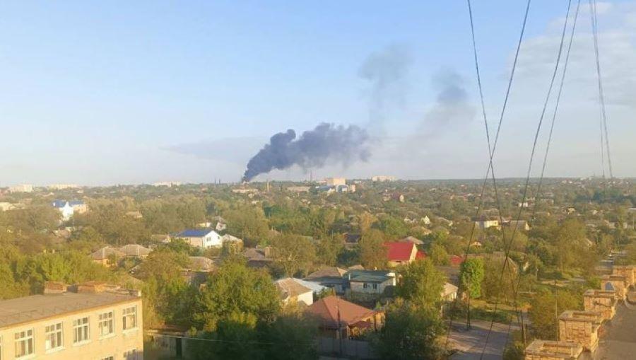 Russland hat am frühen Montag Dutzende Raketen auf die Ukraine gefeuert und dabei mindestens vier Zivilisten getötet, teilten ukrainische Behörden mit. Russisches Kampfflugzeug wirft versehentlich Bombe auf die von Russland besetzte Region Luhansk ab